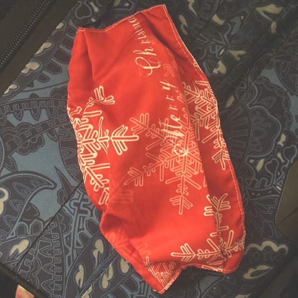 A red mask - Picture 1 of 1
